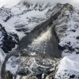 Un cône d'éboulis s'est accumulé sur le glacier ces derniers jours. Selon une estimation, trois millions de mètres cubes de débris se trouvent sur la masse de glace. KEYSTONE/JEAN-CHRISTOPHE BOTT